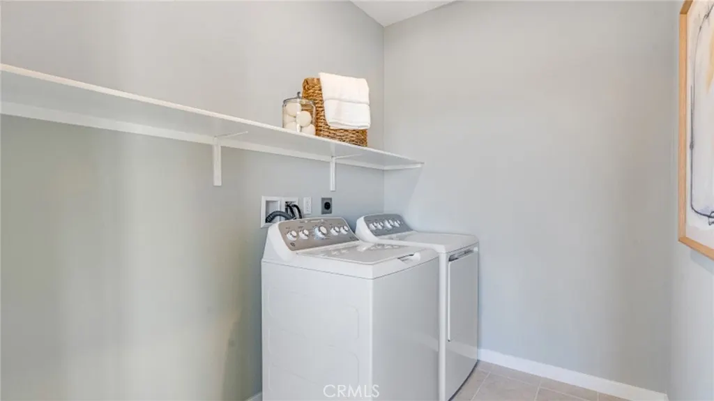 2887 E Amberley Privado