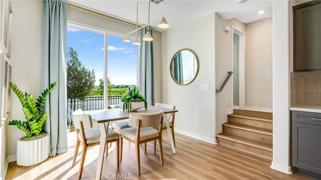 2887 E Amberley Privado