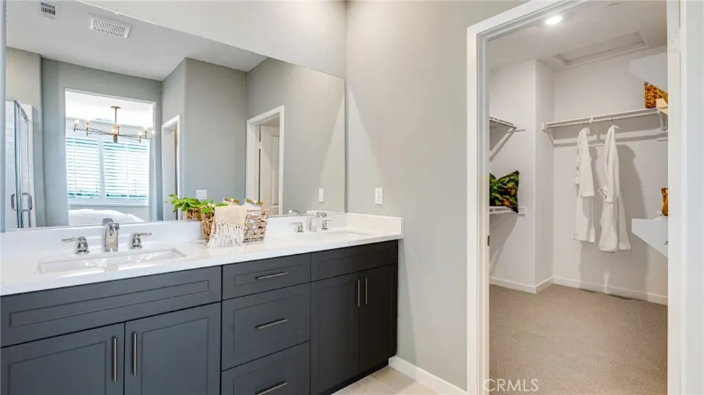 2887 E Amberley Privado