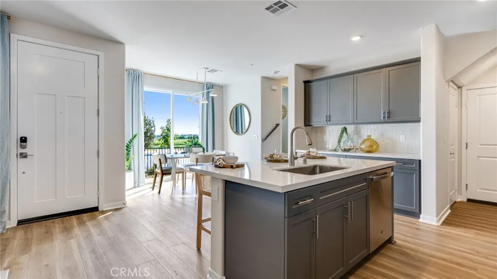 2887 E Amberley Privado