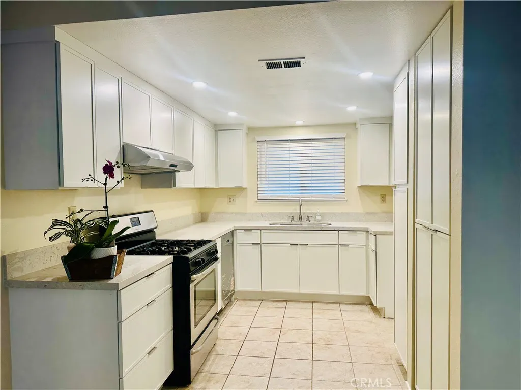 1008 Las Lomas Unit C