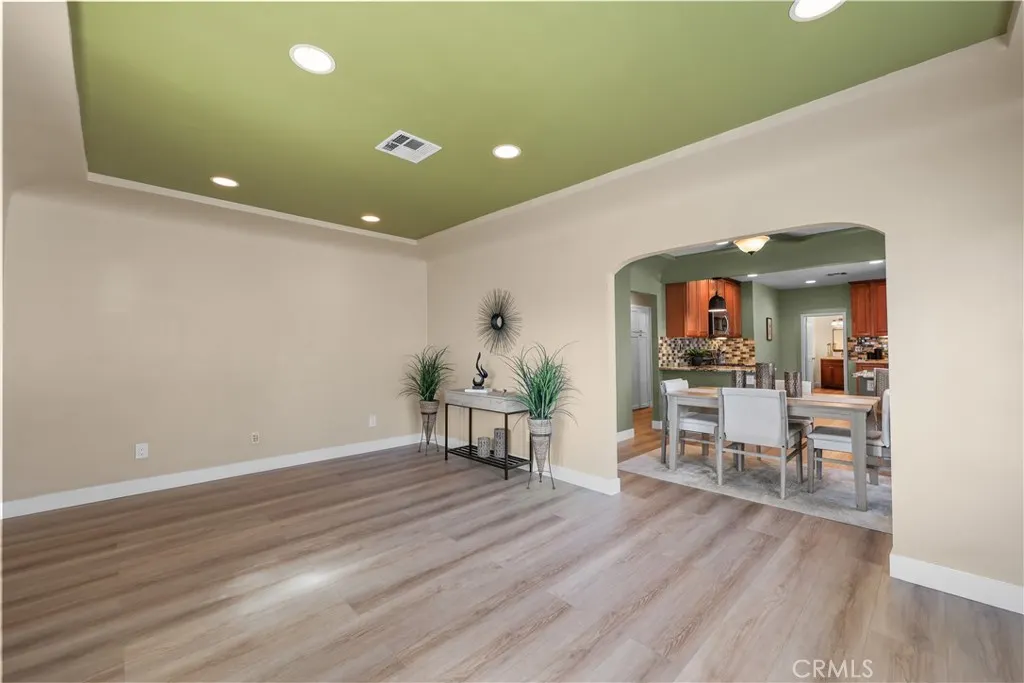 106 S Redwood Avenue