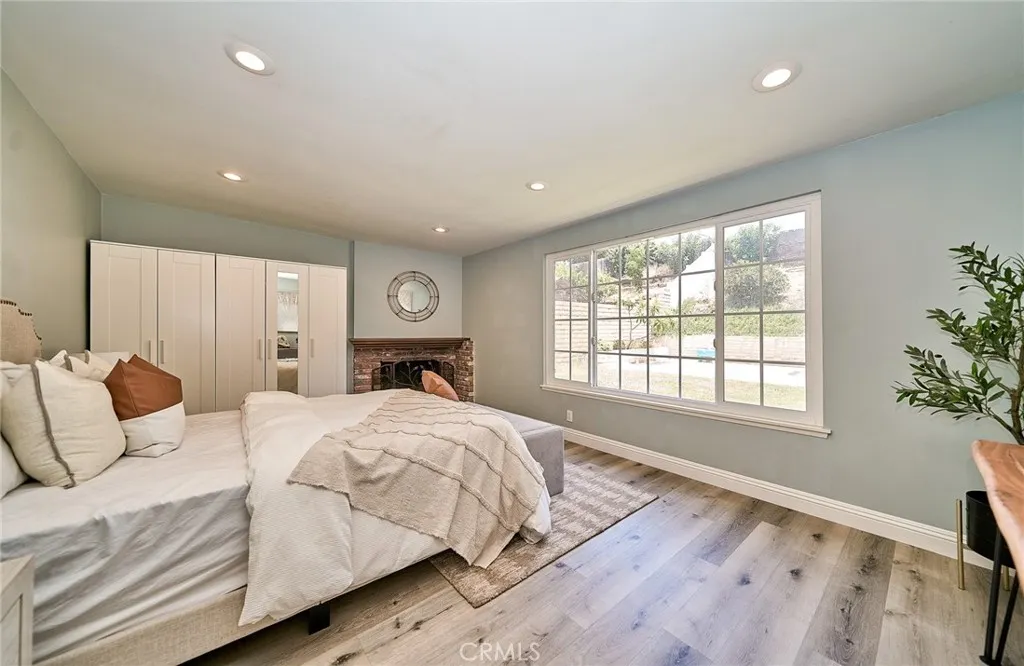 21725 Lost River