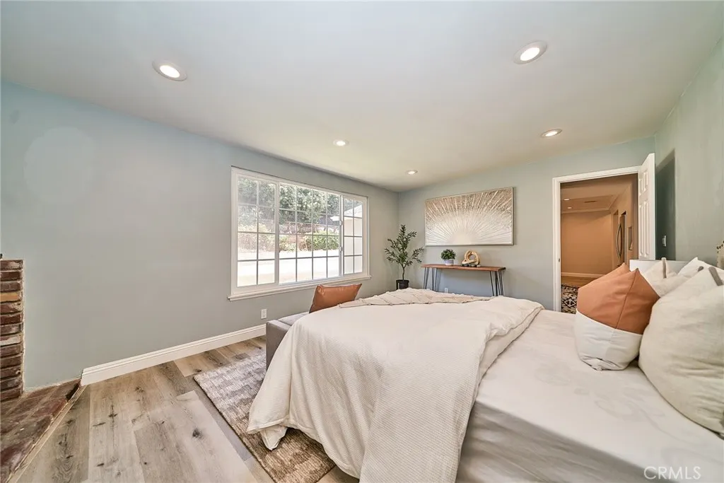 21725 Lost River