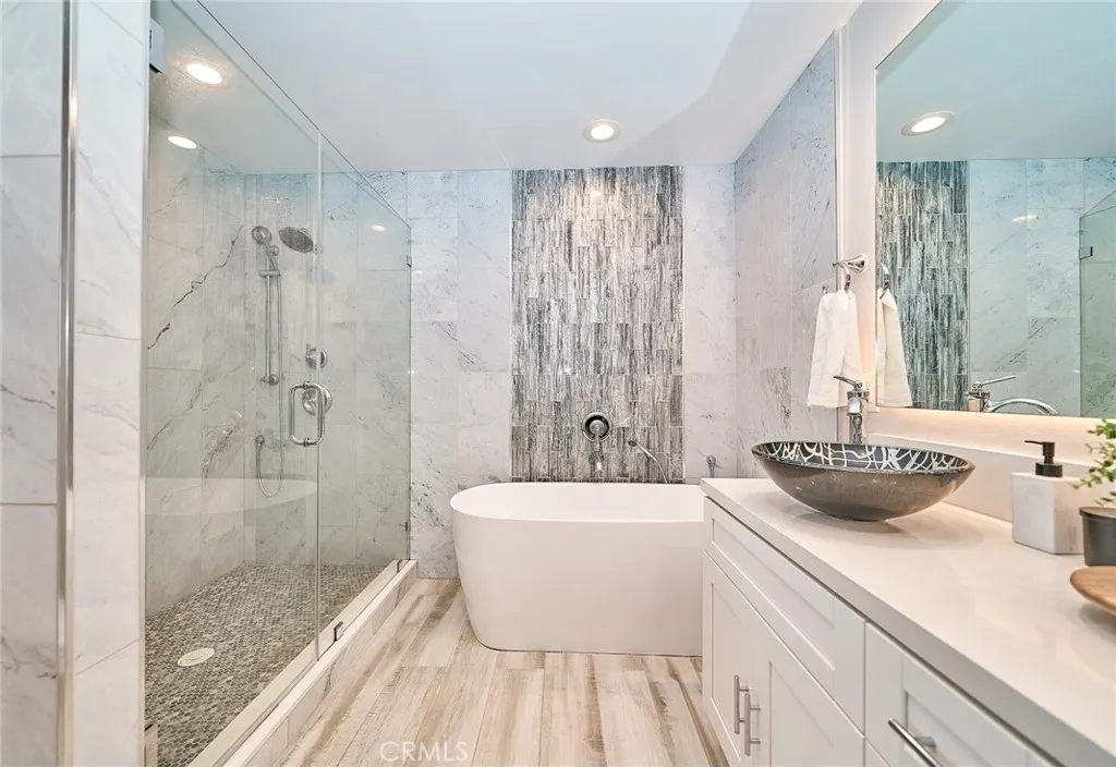 21725 Lost River