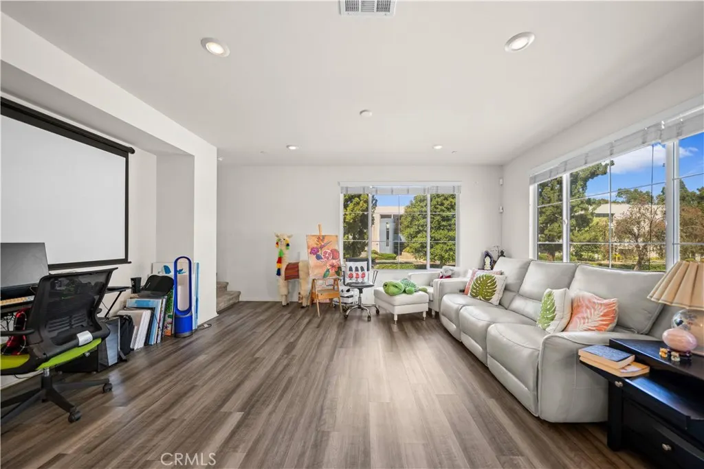 1530 W Cameron