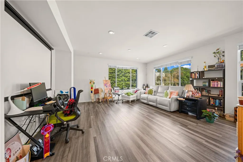 1530 W Cameron