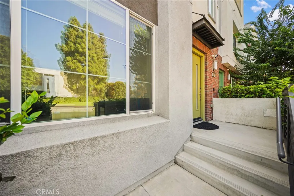 1530 W Cameron