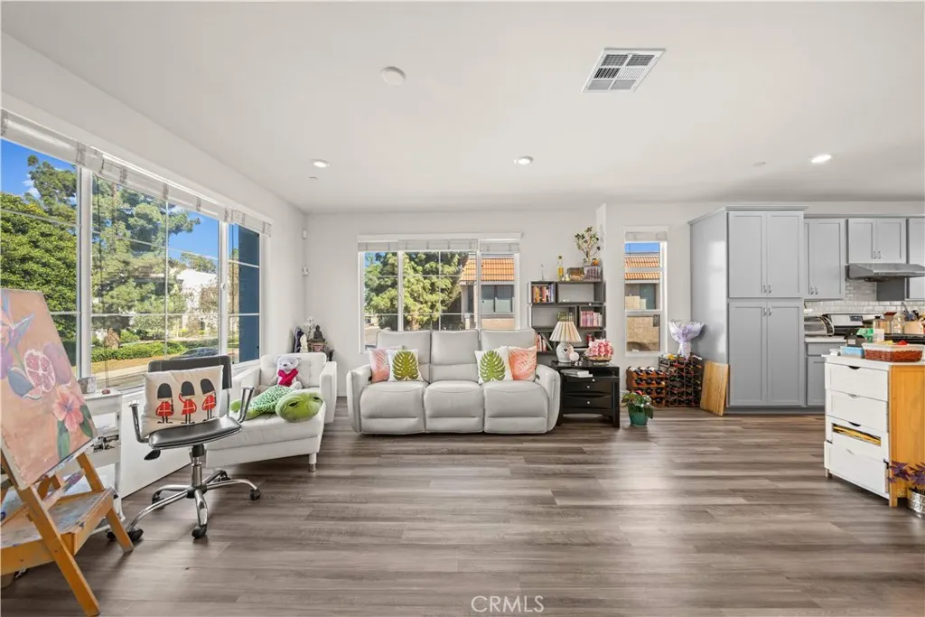 1530 W Cameron