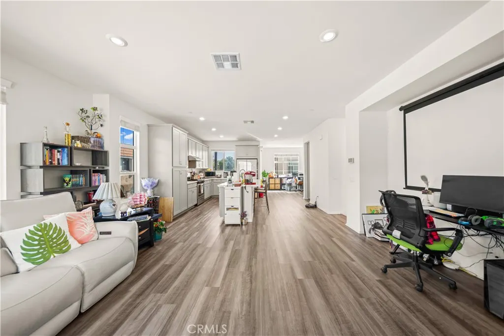 1530 W Cameron