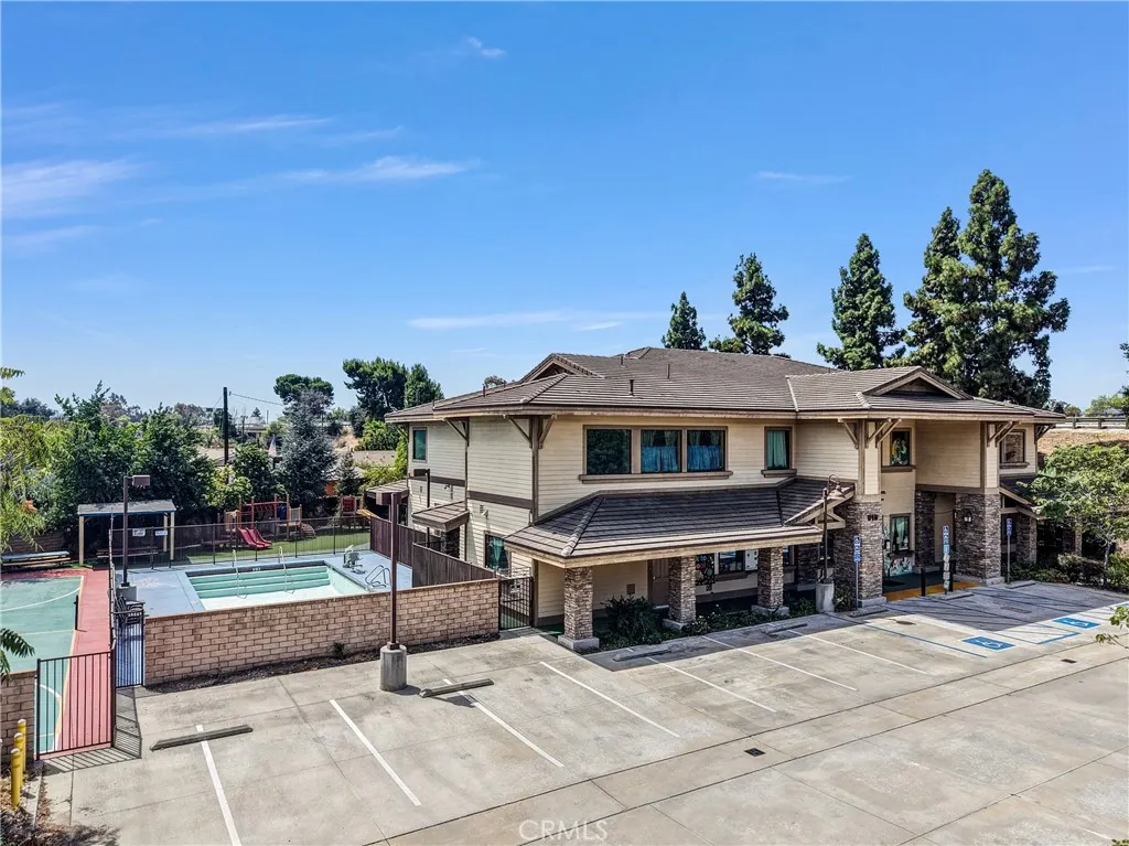 818 W Gladstone