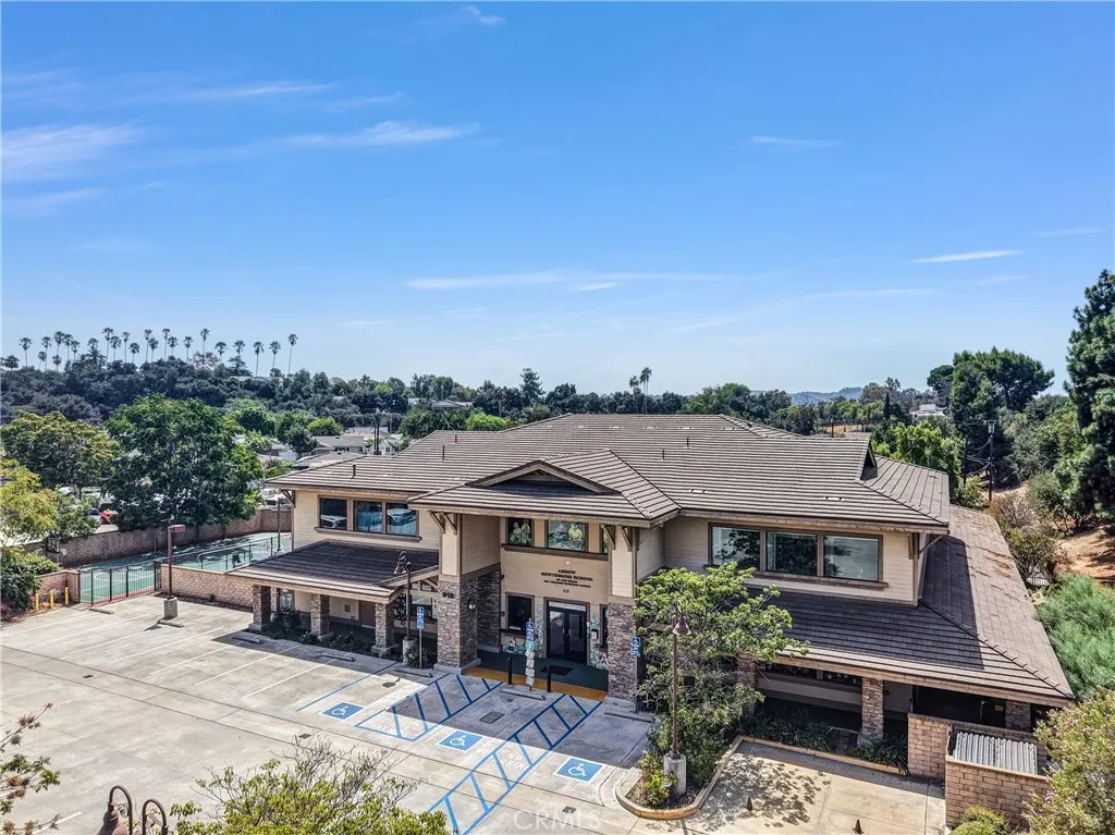 818 W Gladstone