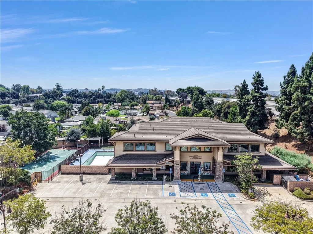 818 W Gladstone