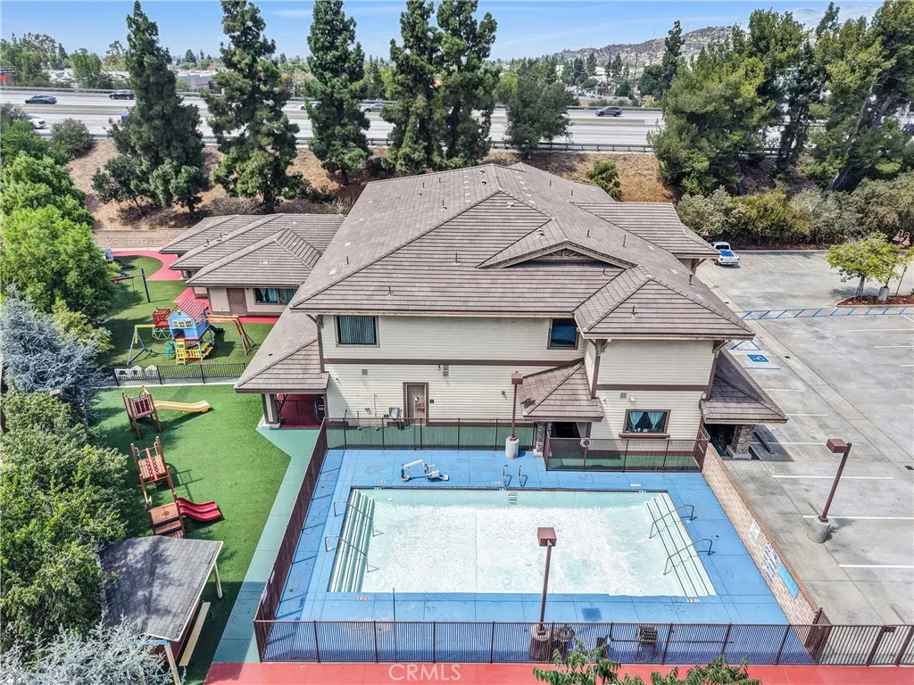 818 W Gladstone
