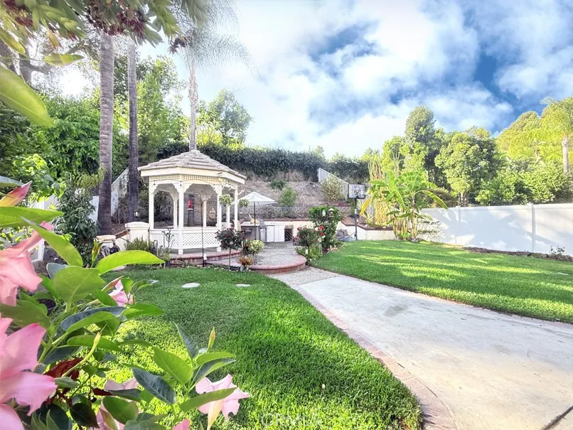 2026 Avenida Hacienda