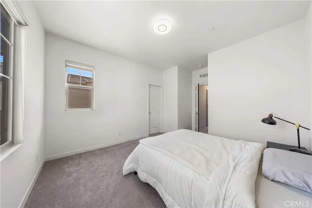 4838 S Monarch