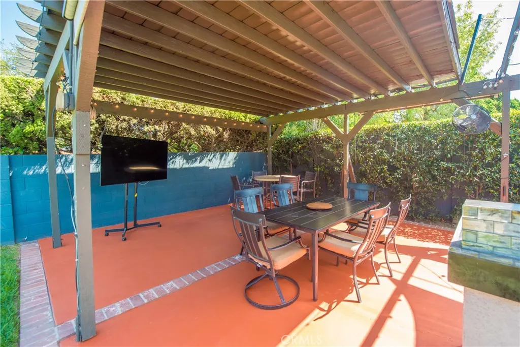 556 N Billow