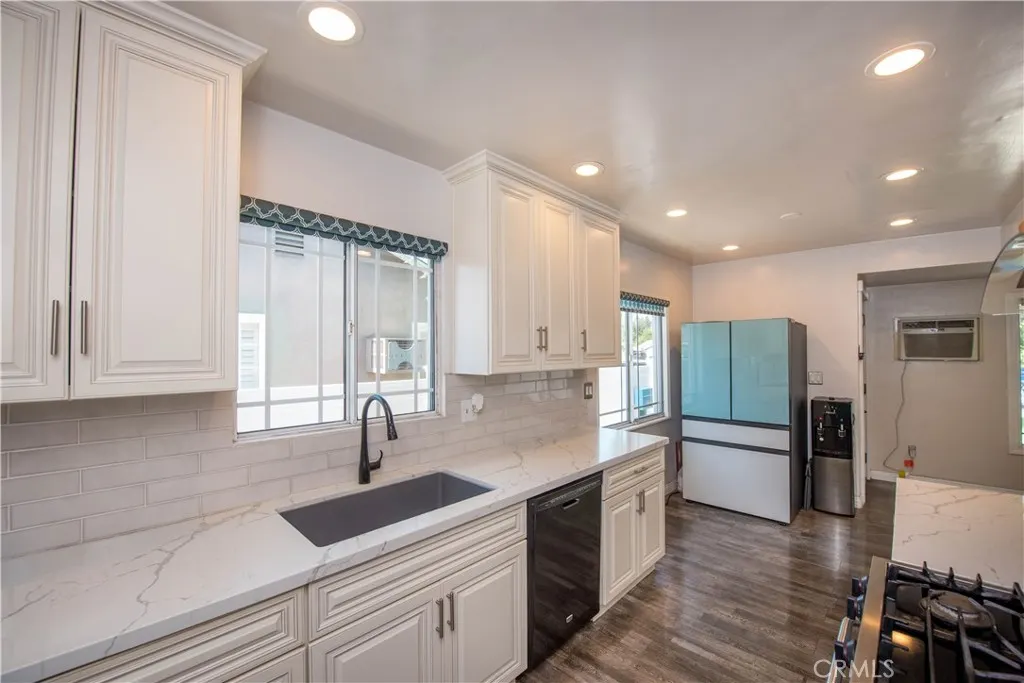 556 N Billow