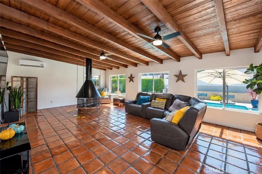 556 N Billow