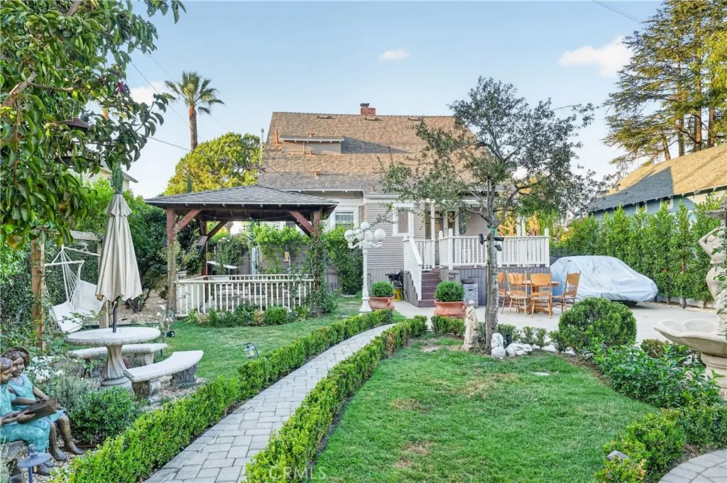 410 E Alvarado