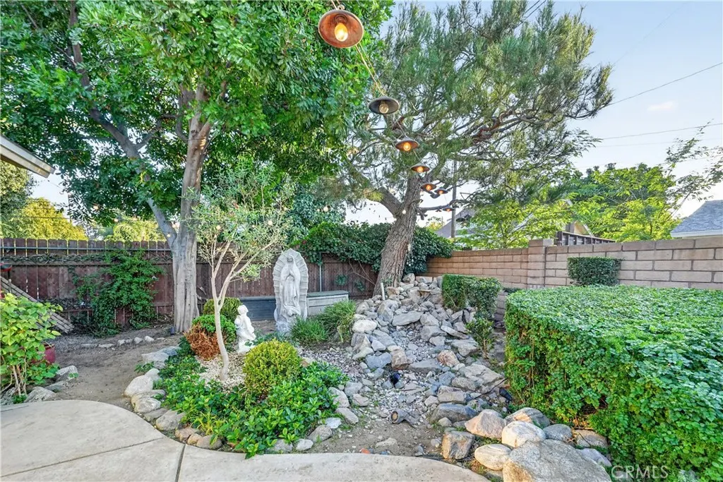 410 E Alvarado