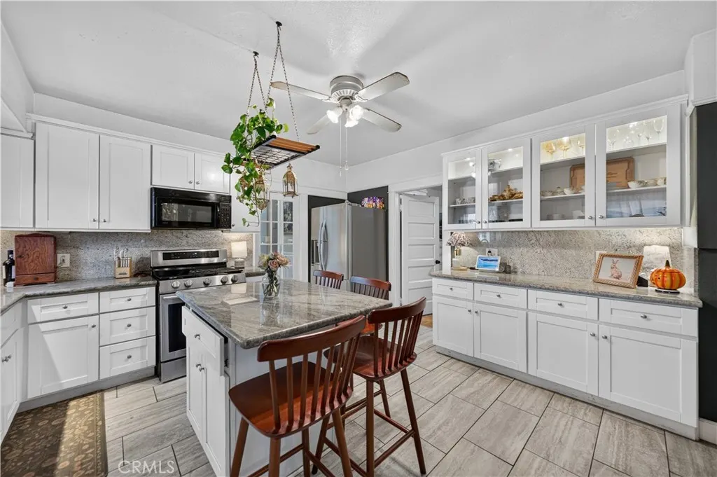 410 E Alvarado