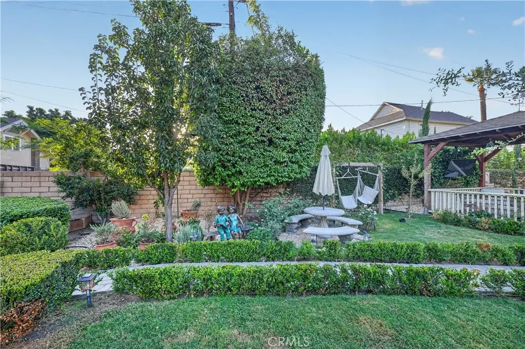 410 E Alvarado