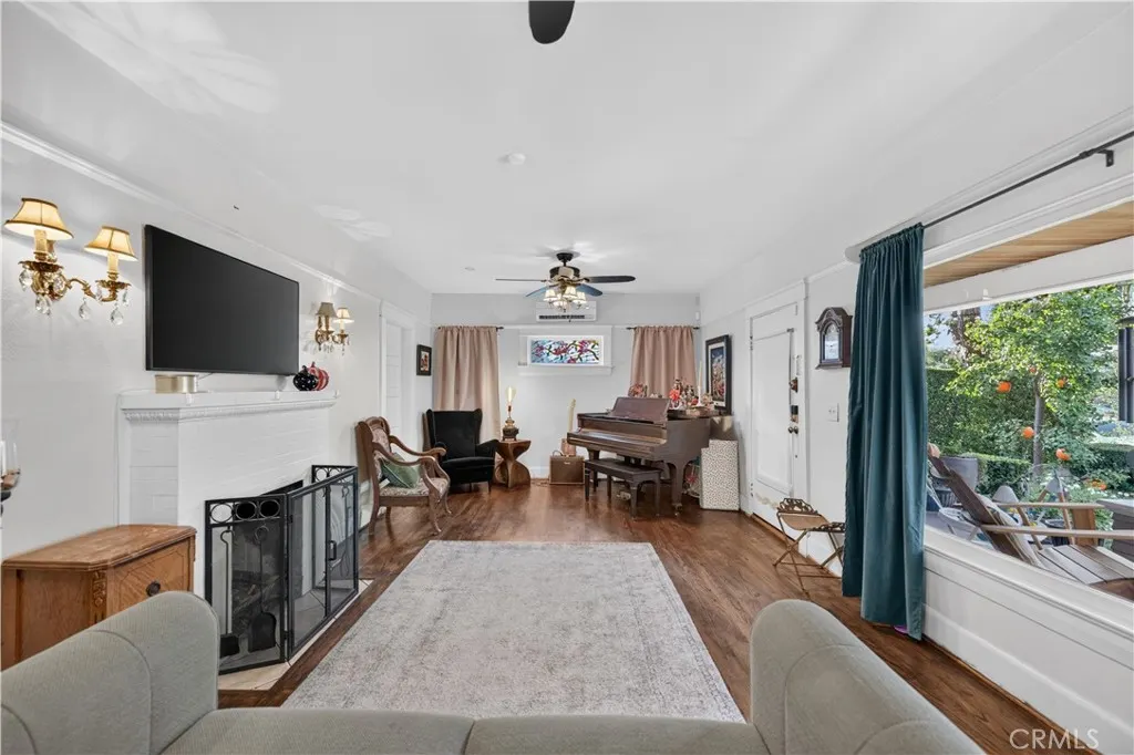 410 E Alvarado