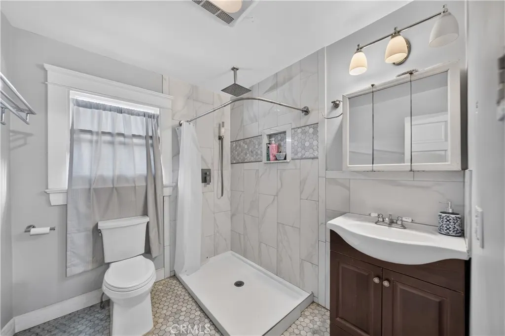 410 E Alvarado