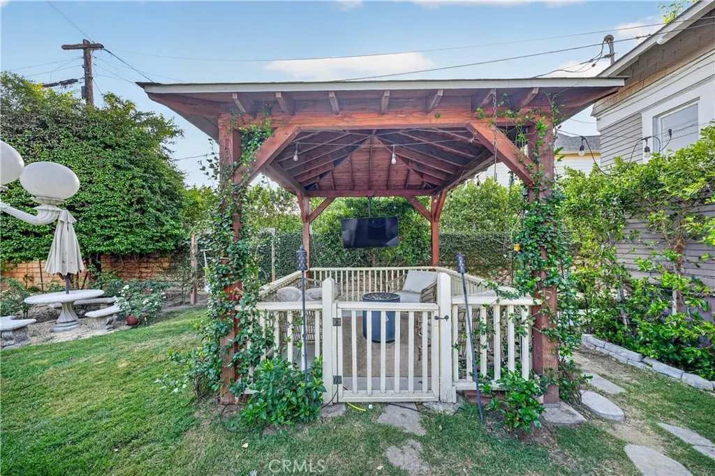 410 E Alvarado