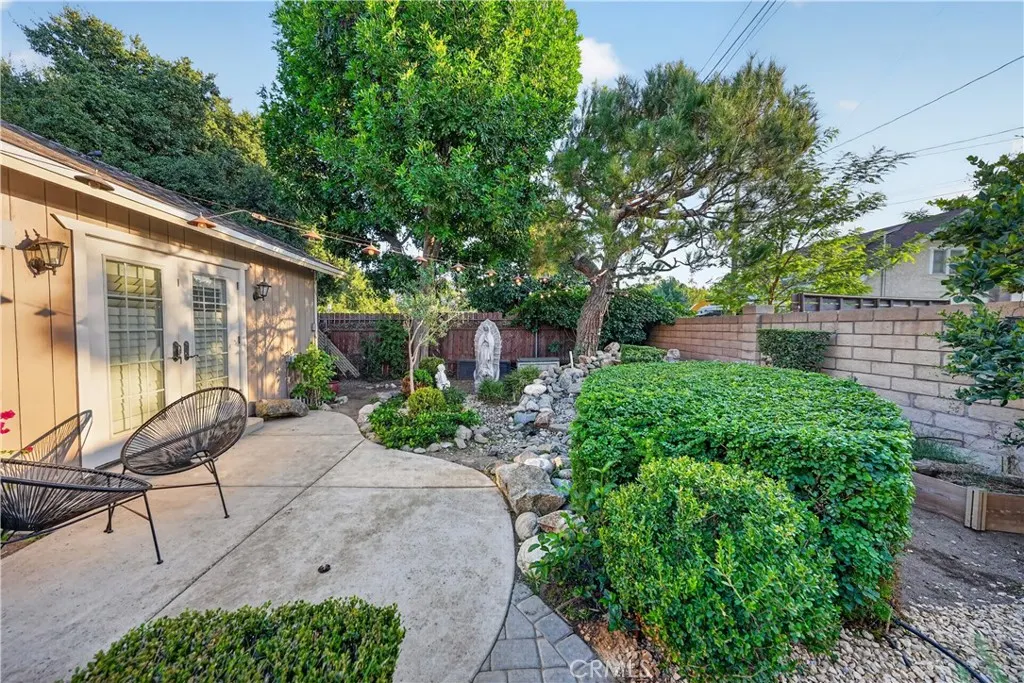 410 E Alvarado