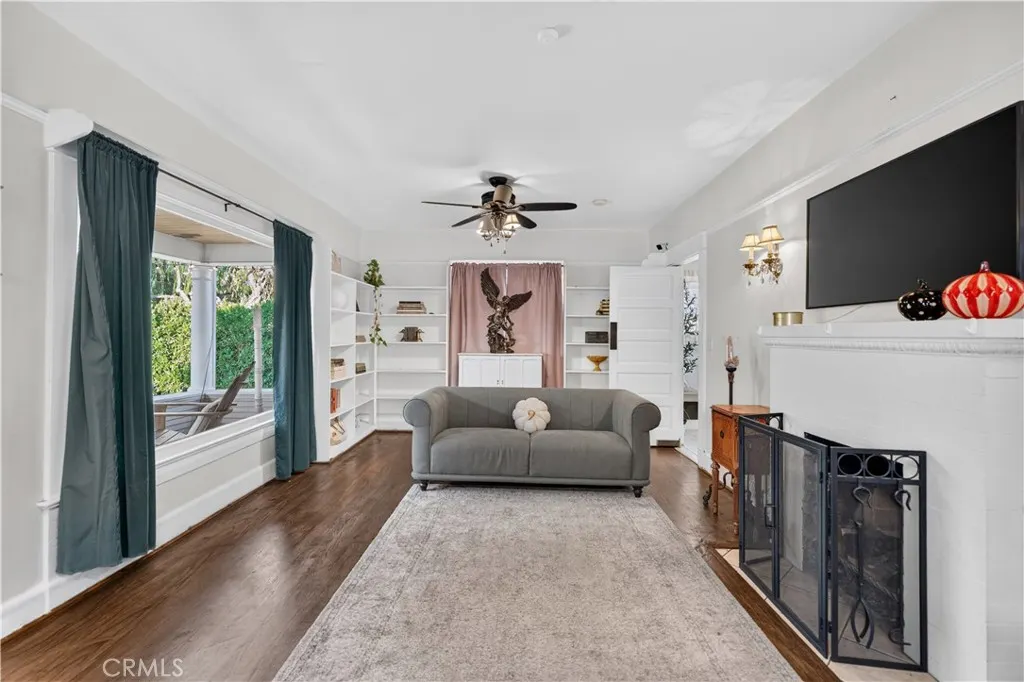 410 E Alvarado