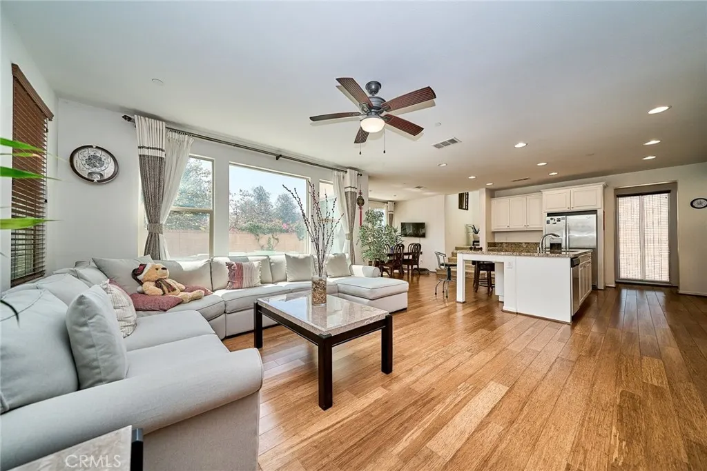 2782 E Thompson