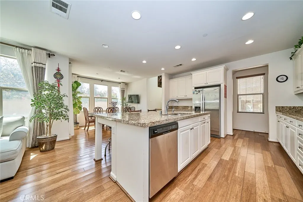 2782 E Thompson