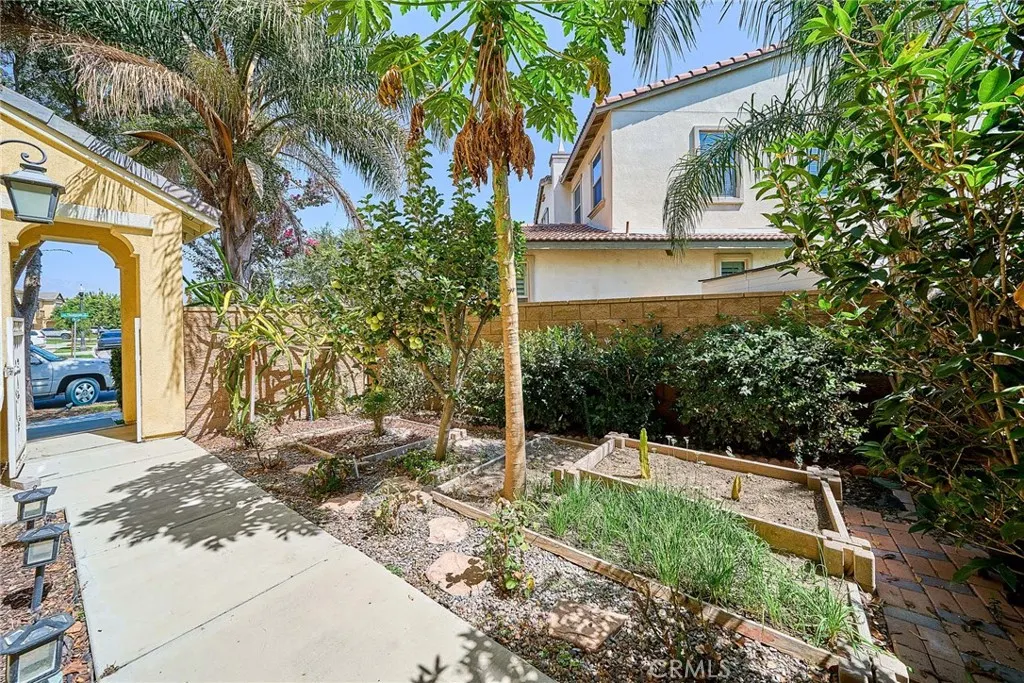 2782 E Thompson