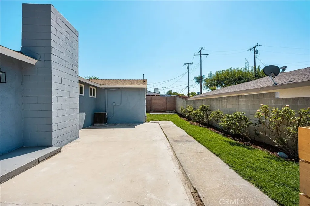 5724 N Galanto Avenue
