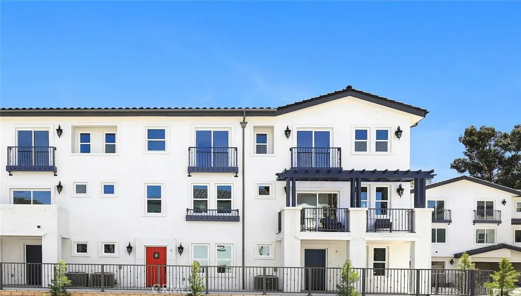 19 Turnberry Lane