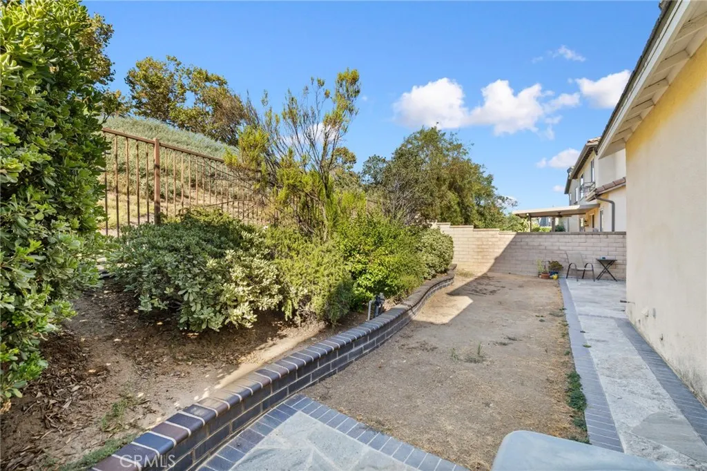 653 E Gardenia Drive