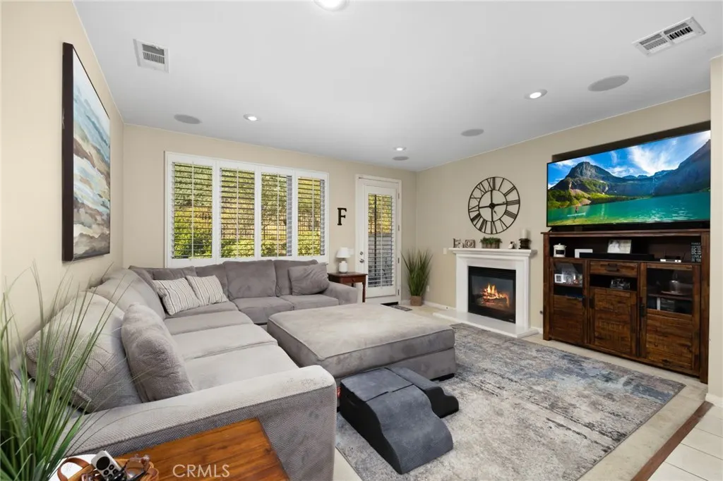 653 E Gardenia Drive