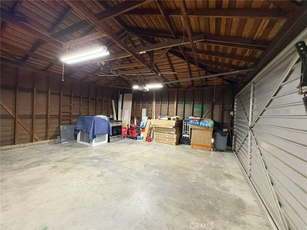 883 E Leadora