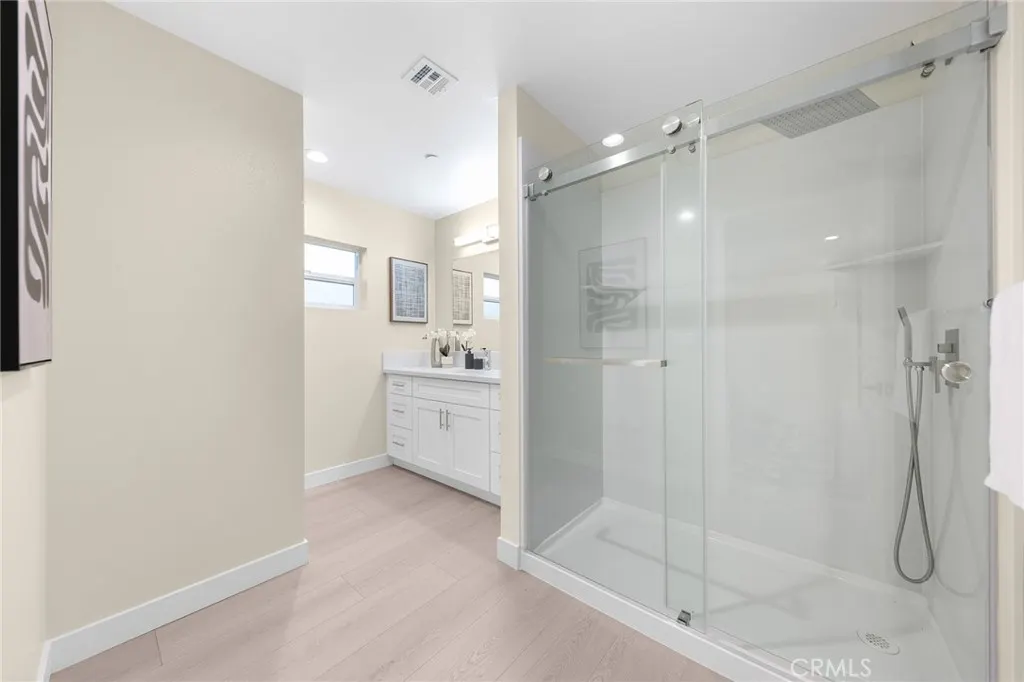 638 W Grand Avenue