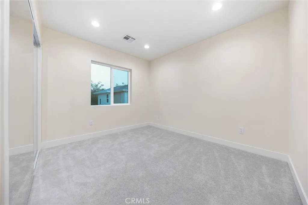 638 W Grand Avenue
