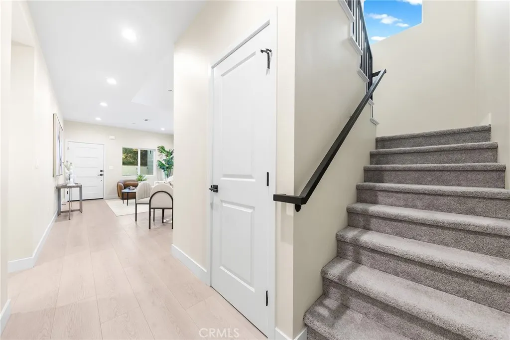 638 W Grand Avenue