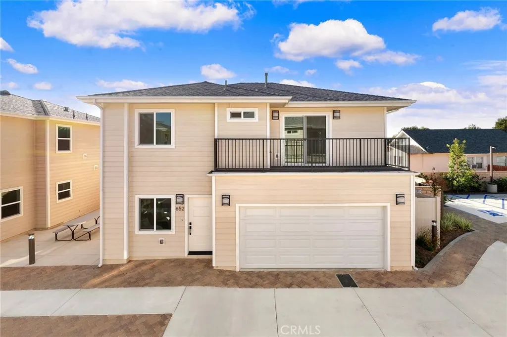 638 W Grand Avenue