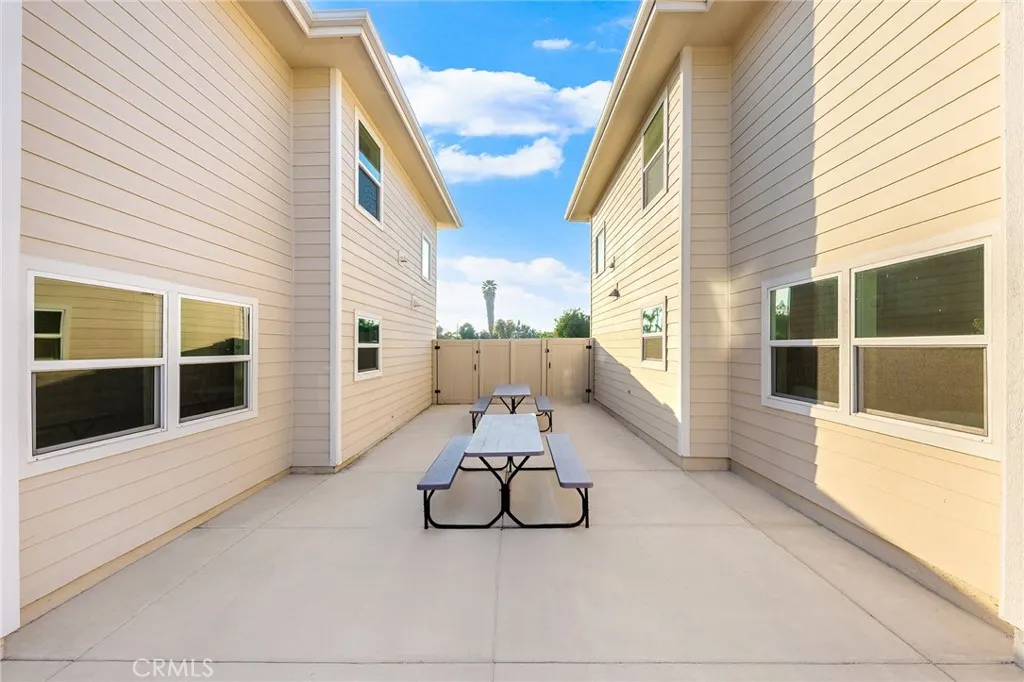 638 W Grand Avenue