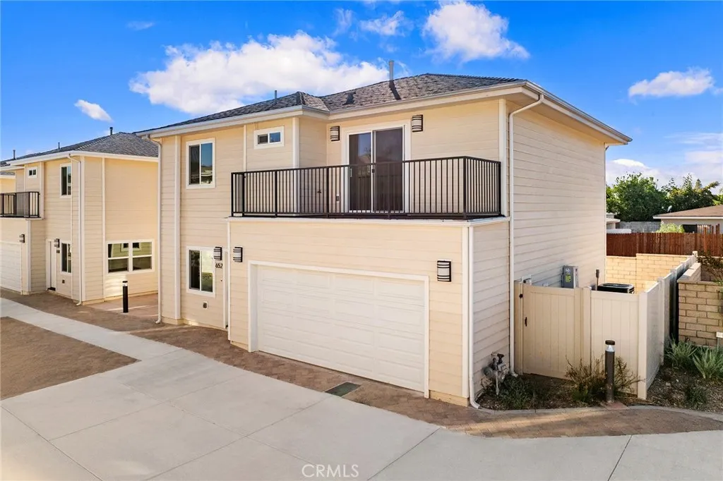 638 W Grand Avenue