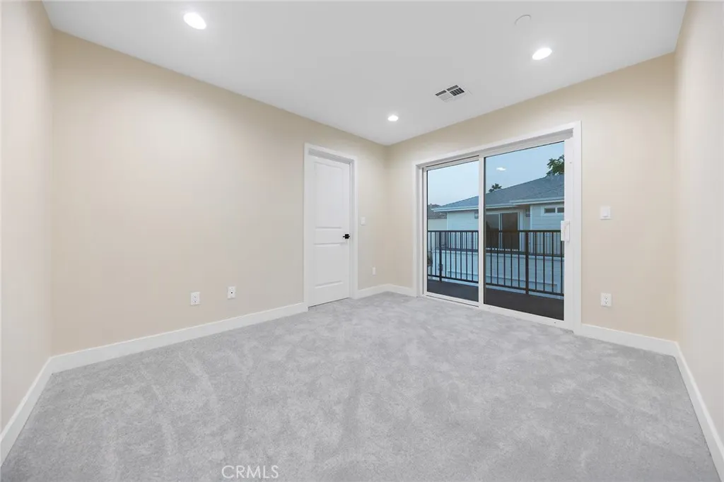 638 W Grand Avenue