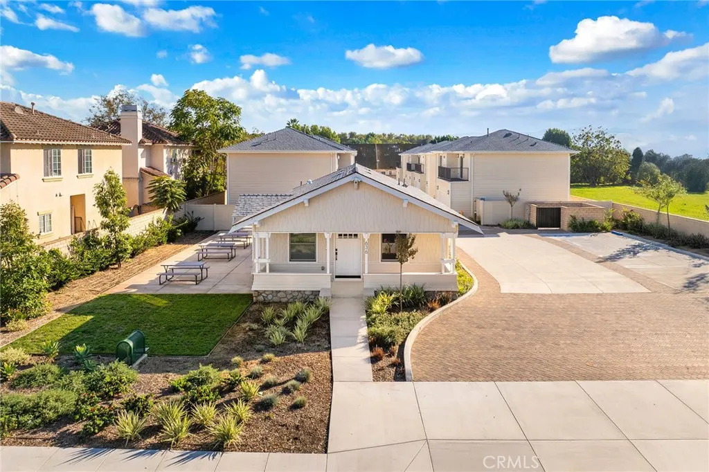 638 W Grand Avenue