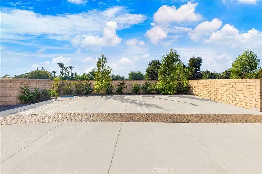 638 W Grand Avenue
