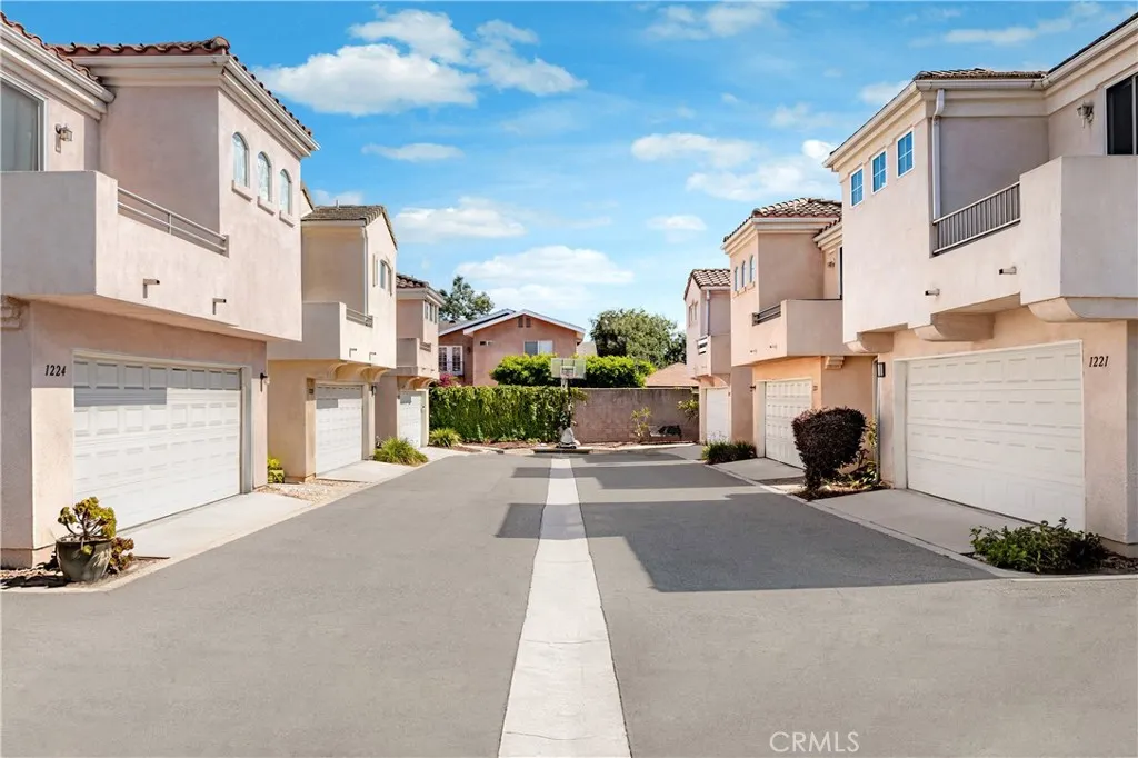 1232 Mission Pl
